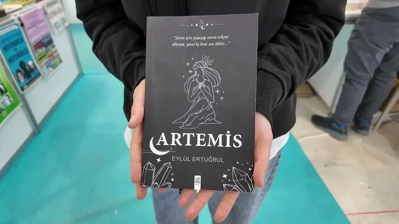 Edebiyatla Hayata Tutundular: Isparta Kitap Fuarı’na Gençler Damga Vurdu! 2